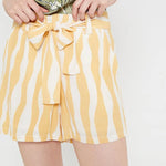 Pantalón corto amplio con cinturón estampado de cebra - ECRU