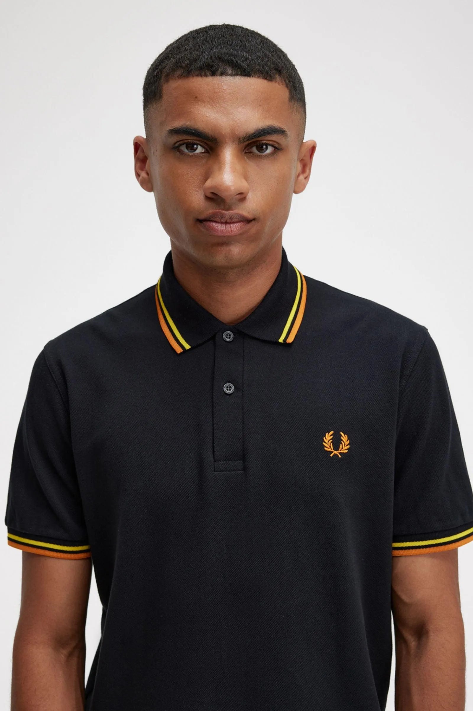 Polo Fred Perry M12 Negro Amarillo Naranja Cibernético Made In England - ECRU