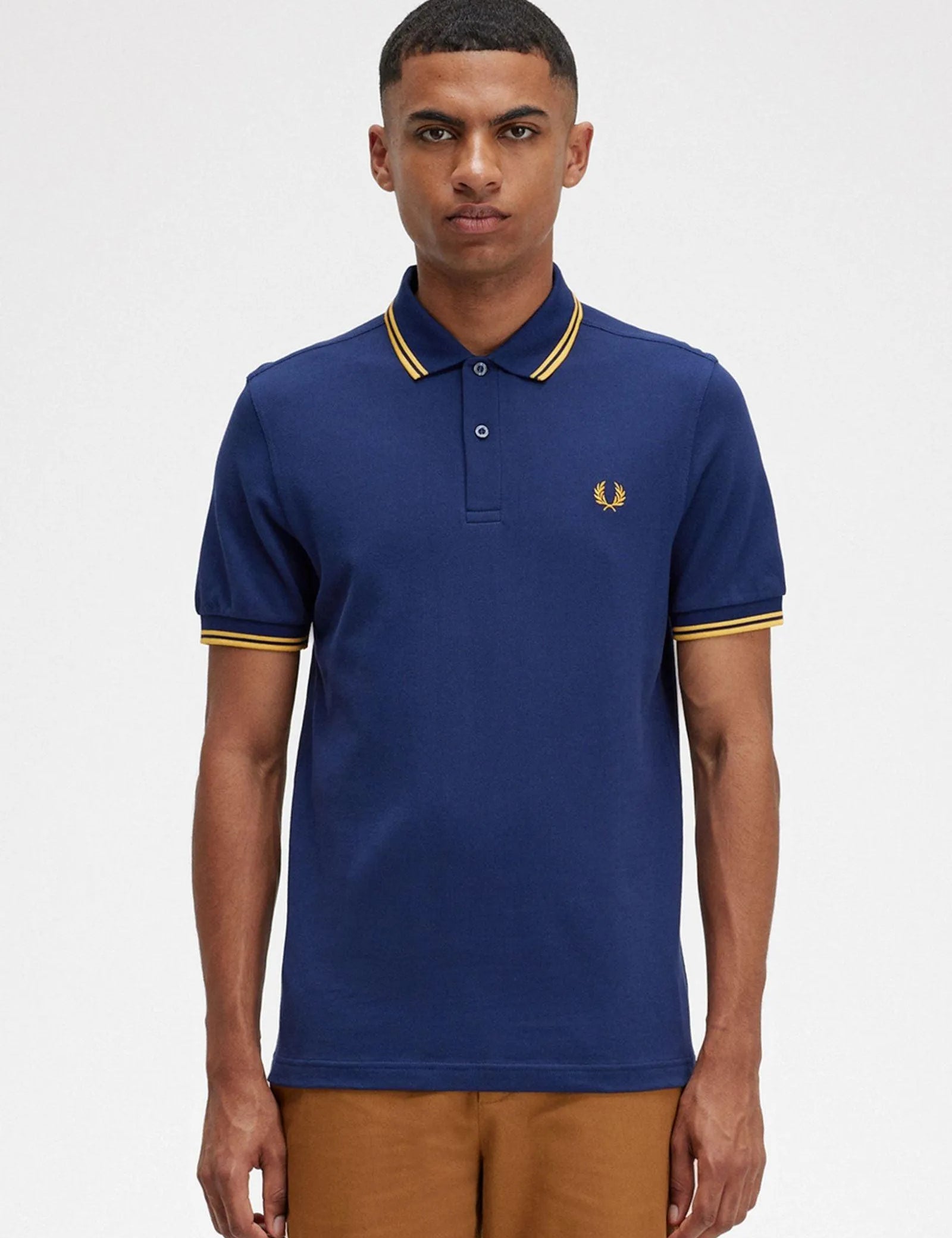 Polo Fred Perry M3600 Azul marino francés Hora dorada - ECRU