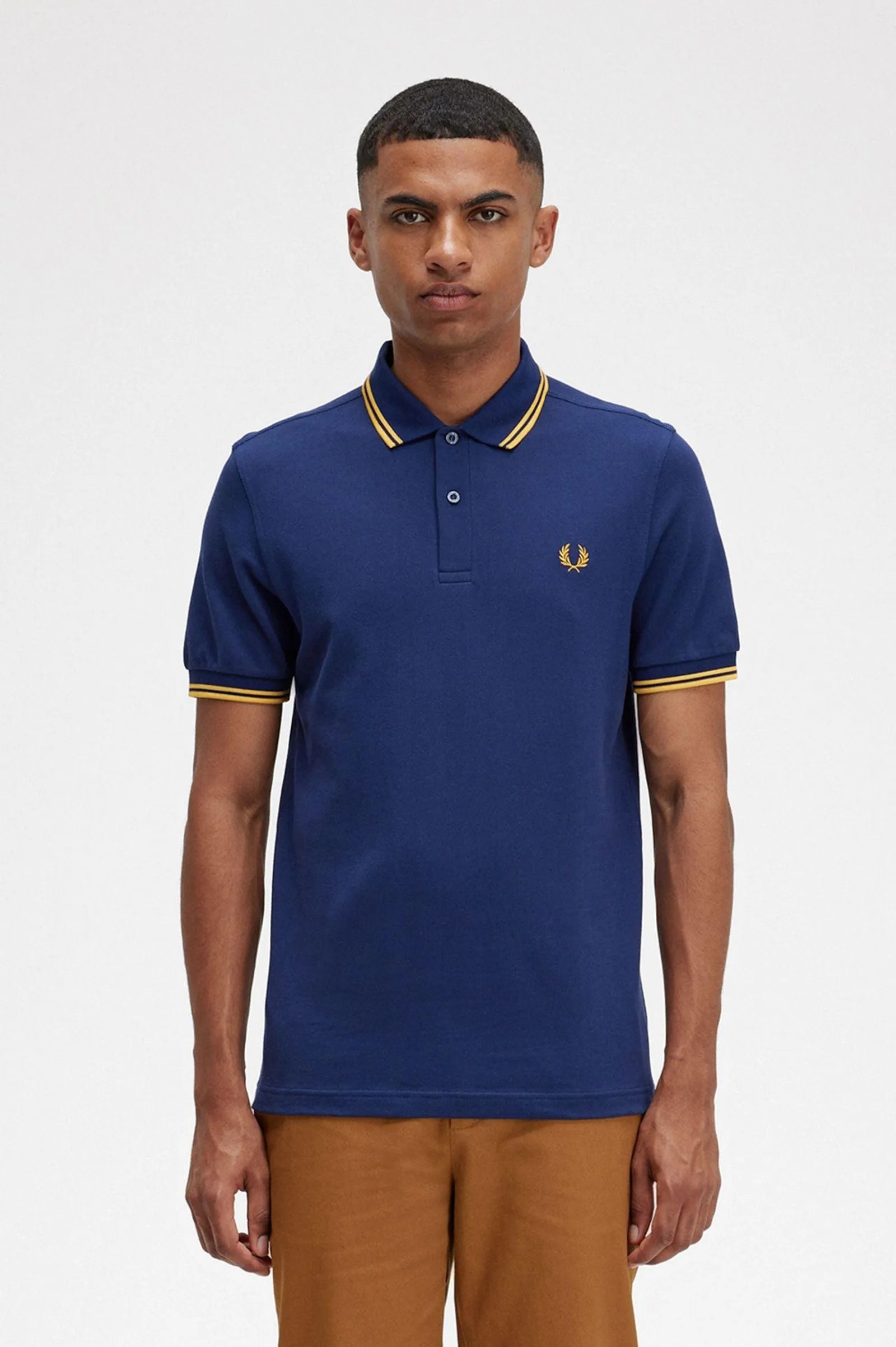Polo Fred Perry M3600 Azul marino francés Hora dorada - ECRU