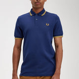 Polo Fred Perry M3600 Azul marino francés Hora dorada - ECRU