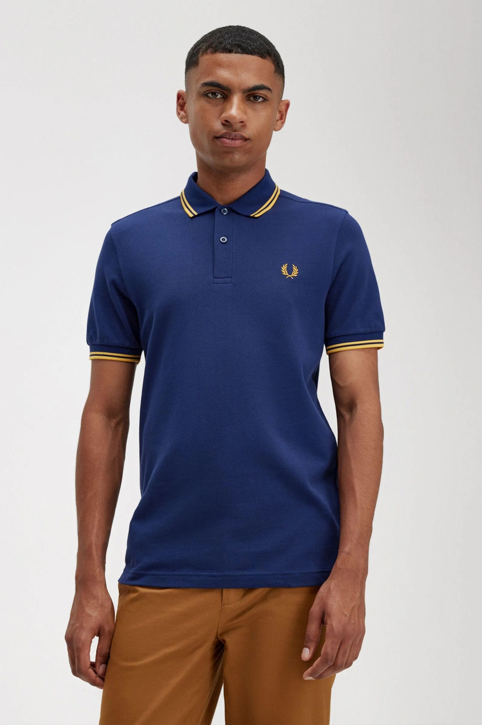 Polo Fred Perry M3600 Azul marino francés Hora dorada - ECRU