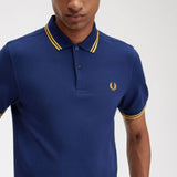 Polo Fred Perry M3600 Azul marino francés Hora dorada - ECRU