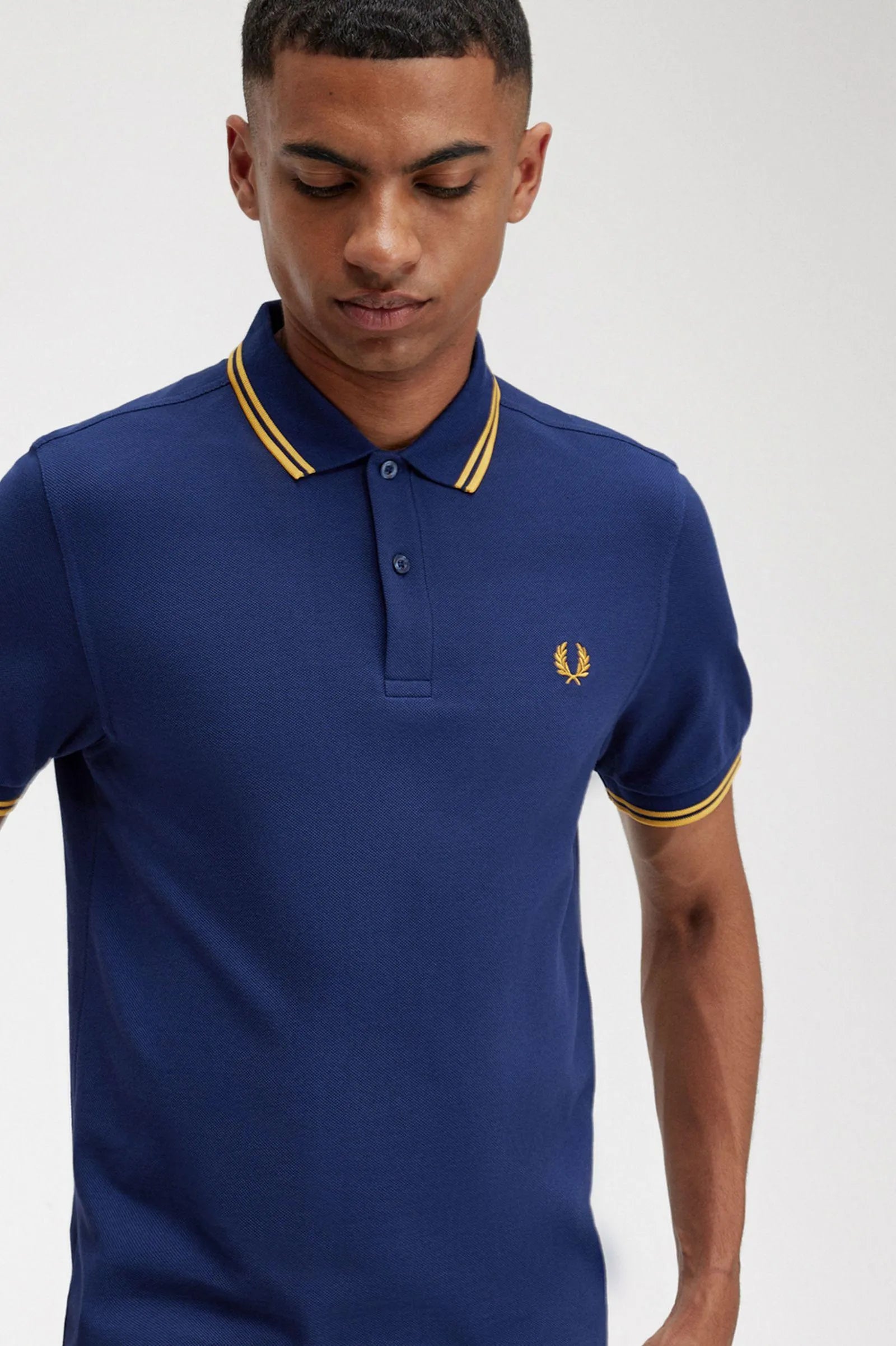 Polo Fred Perry M3600 Azul marino francés Hora dorada - ECRU