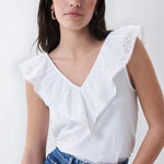 Top con escote de pico con volante en bordado inglés - ECRU