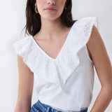 Top con escote de pico con volante en bordado inglés - ECRU