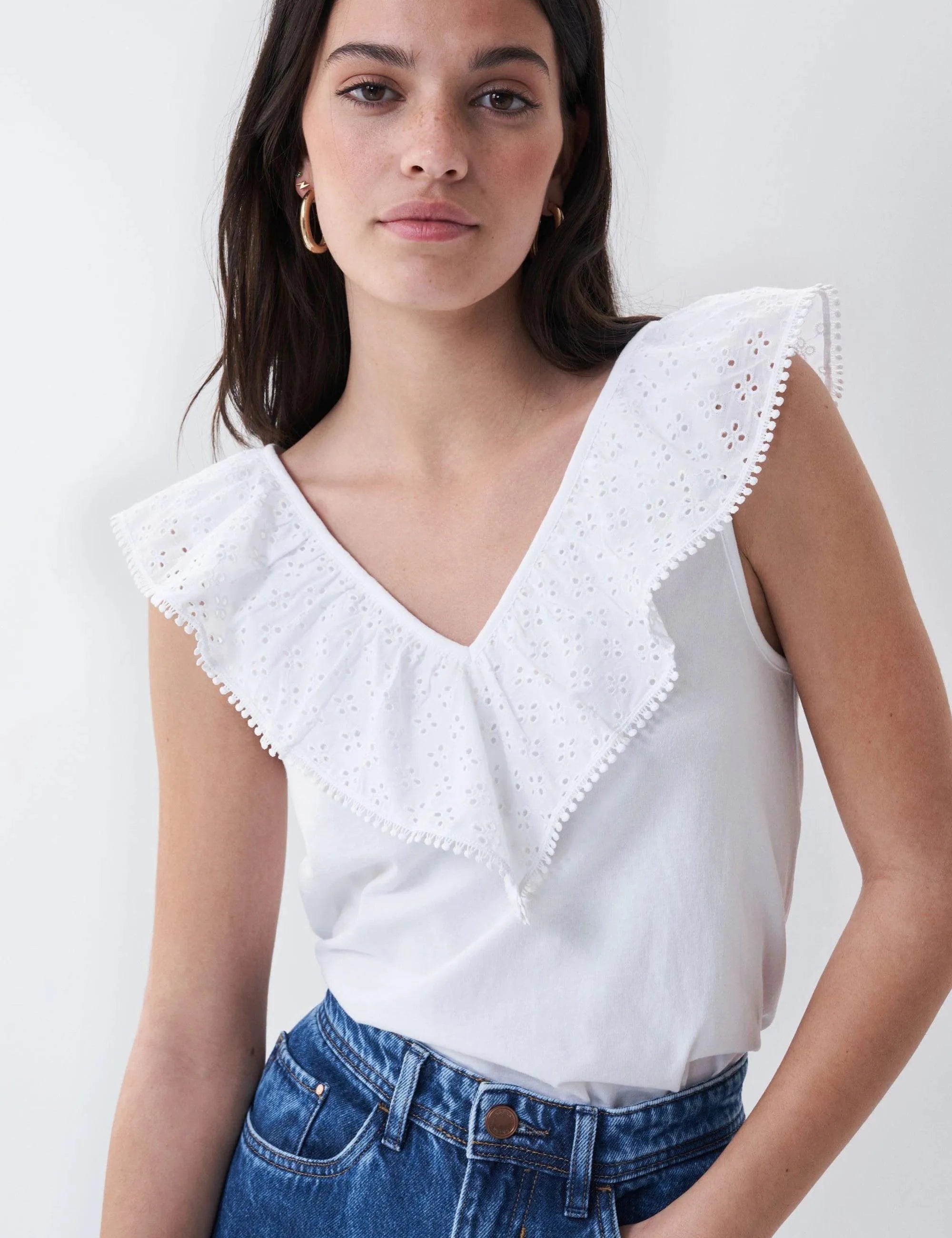 Top con escote de pico con volante en bordado inglés - ECRU