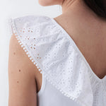 Top con escote de pico con volante en bordado inglés - ECRU