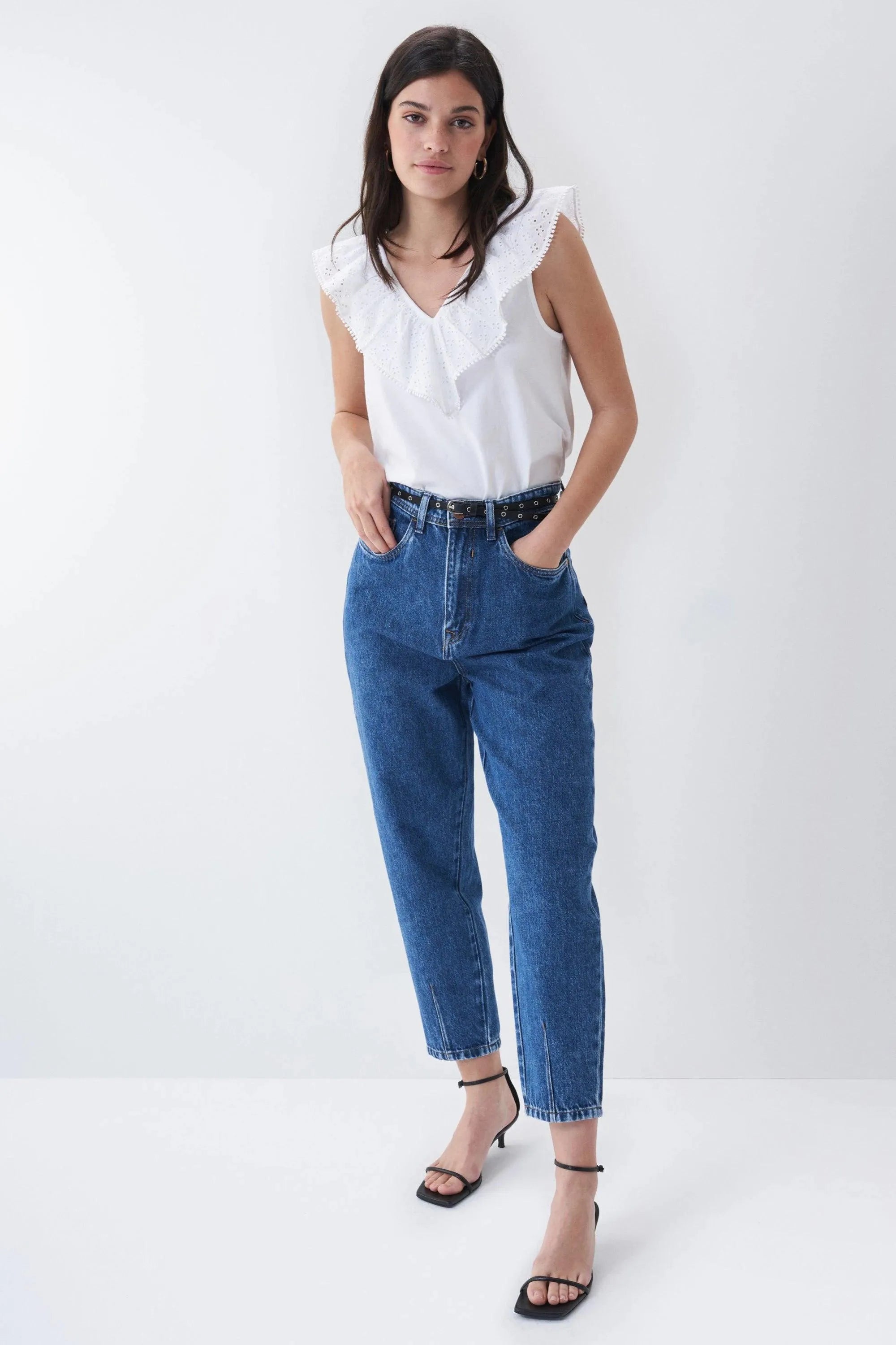 Top con escote de pico con volante en bordado inglés - ECRU