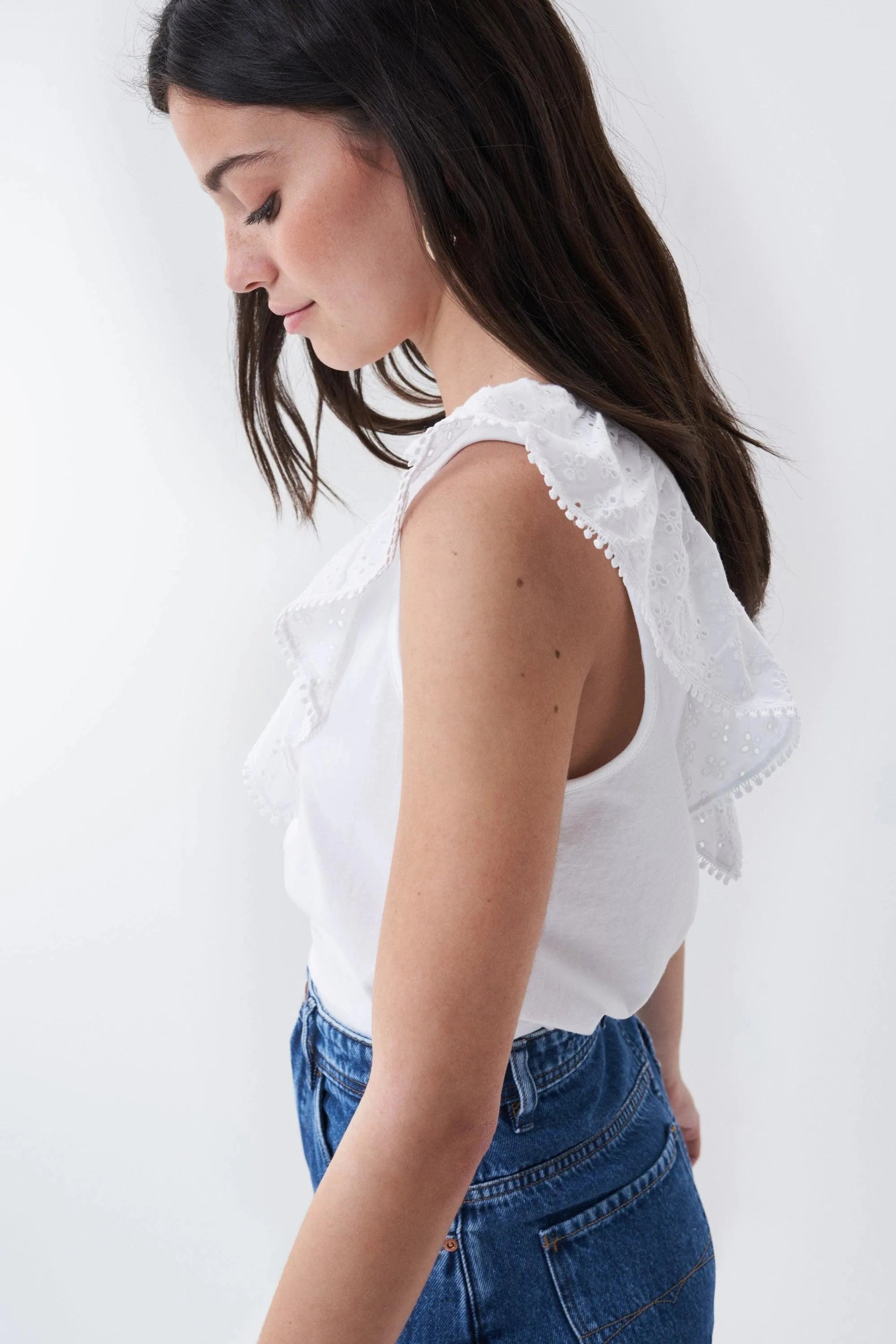 Top con escote de pico con volante en bordado inglés - ECRU