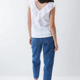 Top con escote de pico con volante en bordado inglés - ECRU