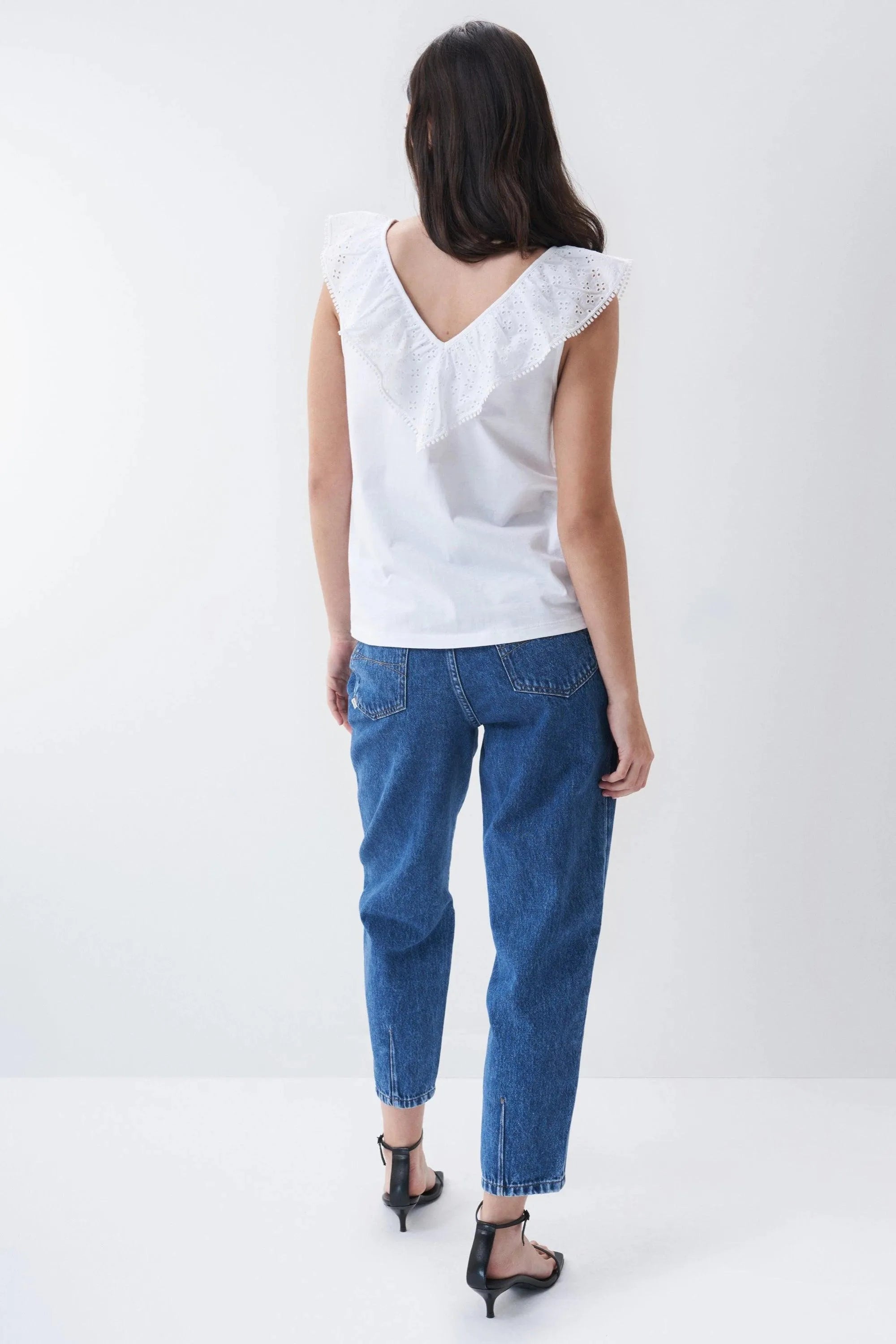 Top con escote de pico con volante en bordado inglés - ECRU