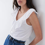 Top con escote de pico con volante en bordado inglés - ECRU