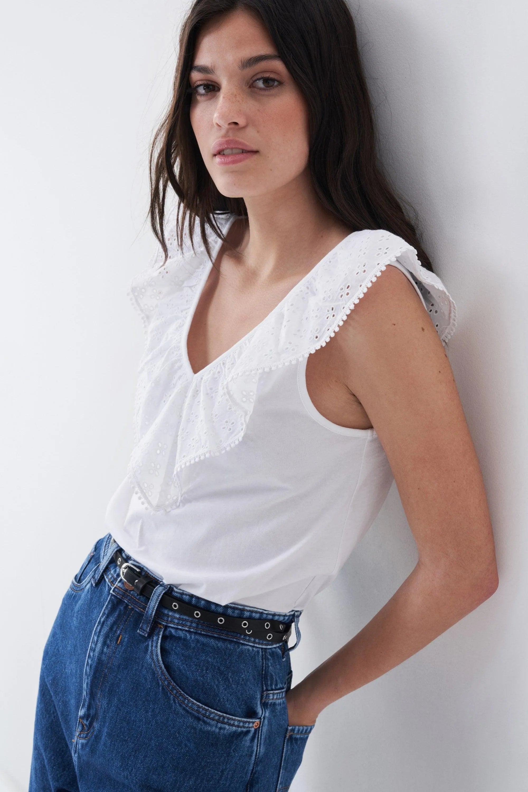 Top con escote de pico con volante en bordado inglés - ECRU