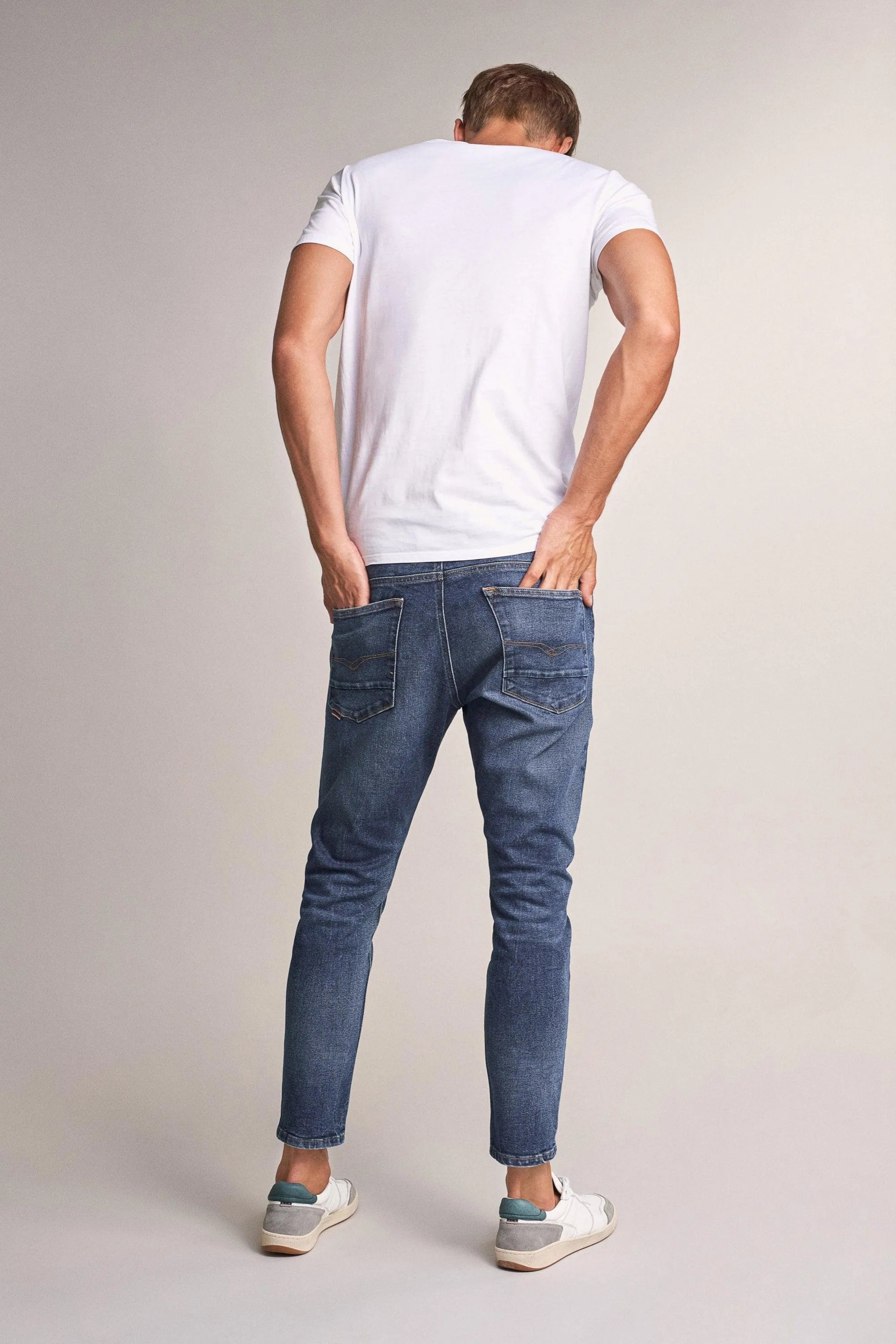 VAQUEROS KARL LOOSE SLIM CON DESGASTE - ECRU