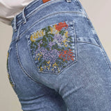 Vaqueros Push In Secret Glamour Capri Con Bordados - ECRU