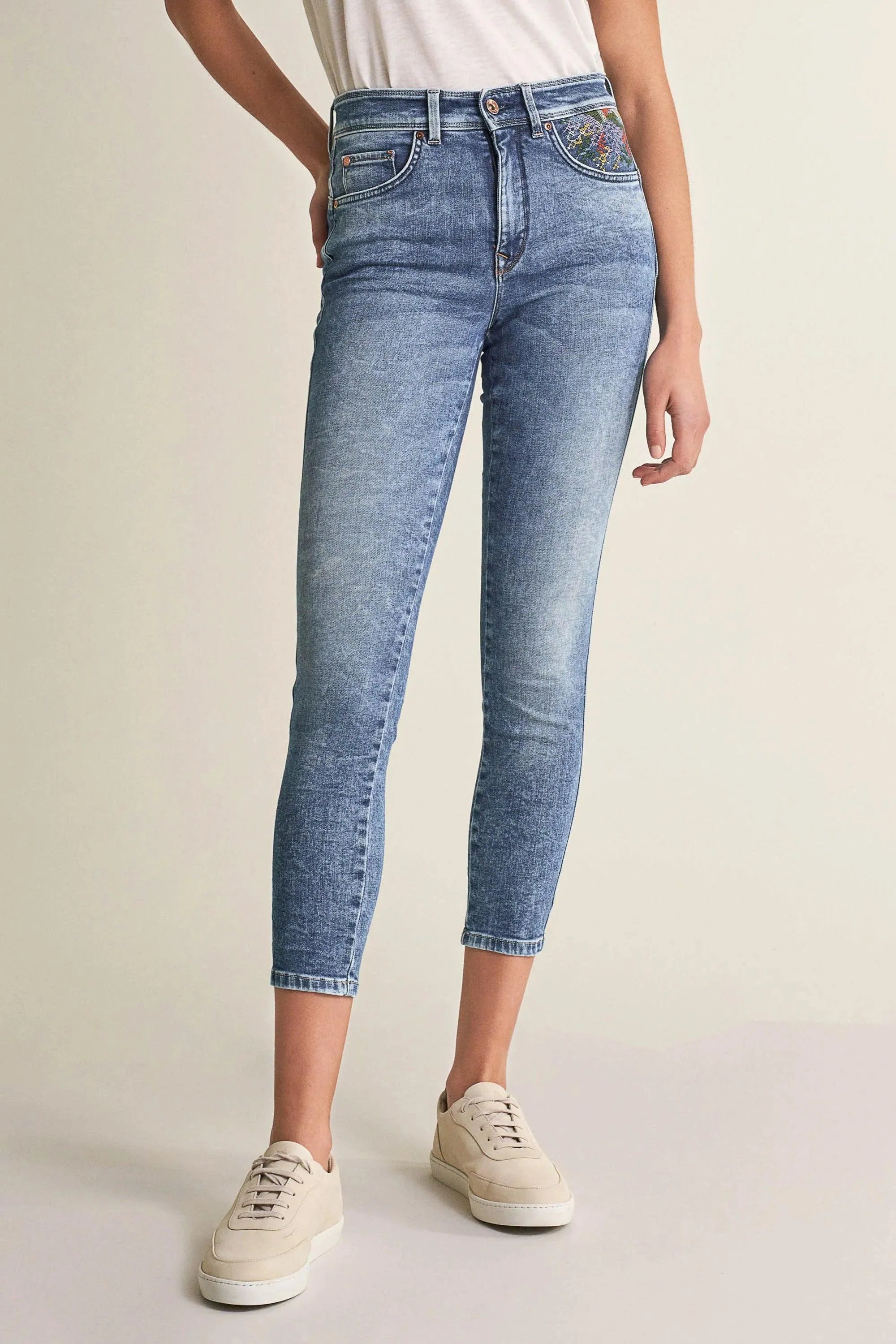 Vaqueros Push In Secret Glamour Capri Con Bordados - ECRU