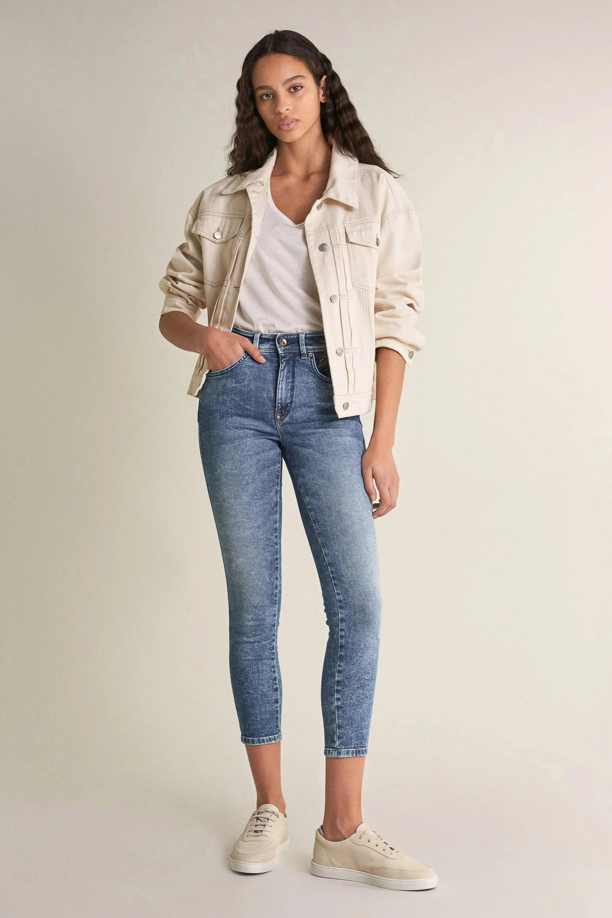 Vaqueros Push In Secret Glamour Capri Con Bordados - ECRU