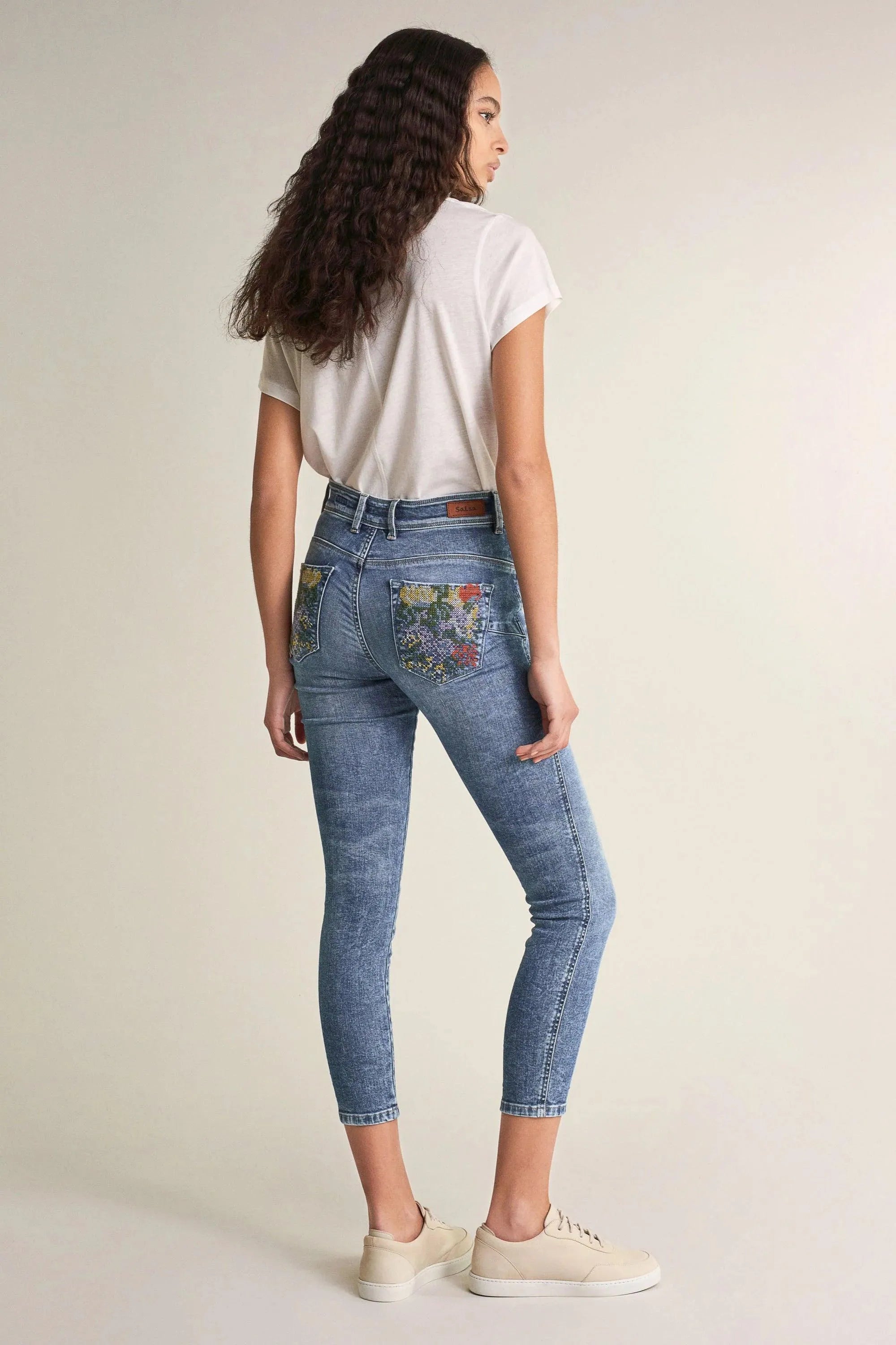 Vaqueros Push In Secret Glamour Capri Con Bordados - ECRU