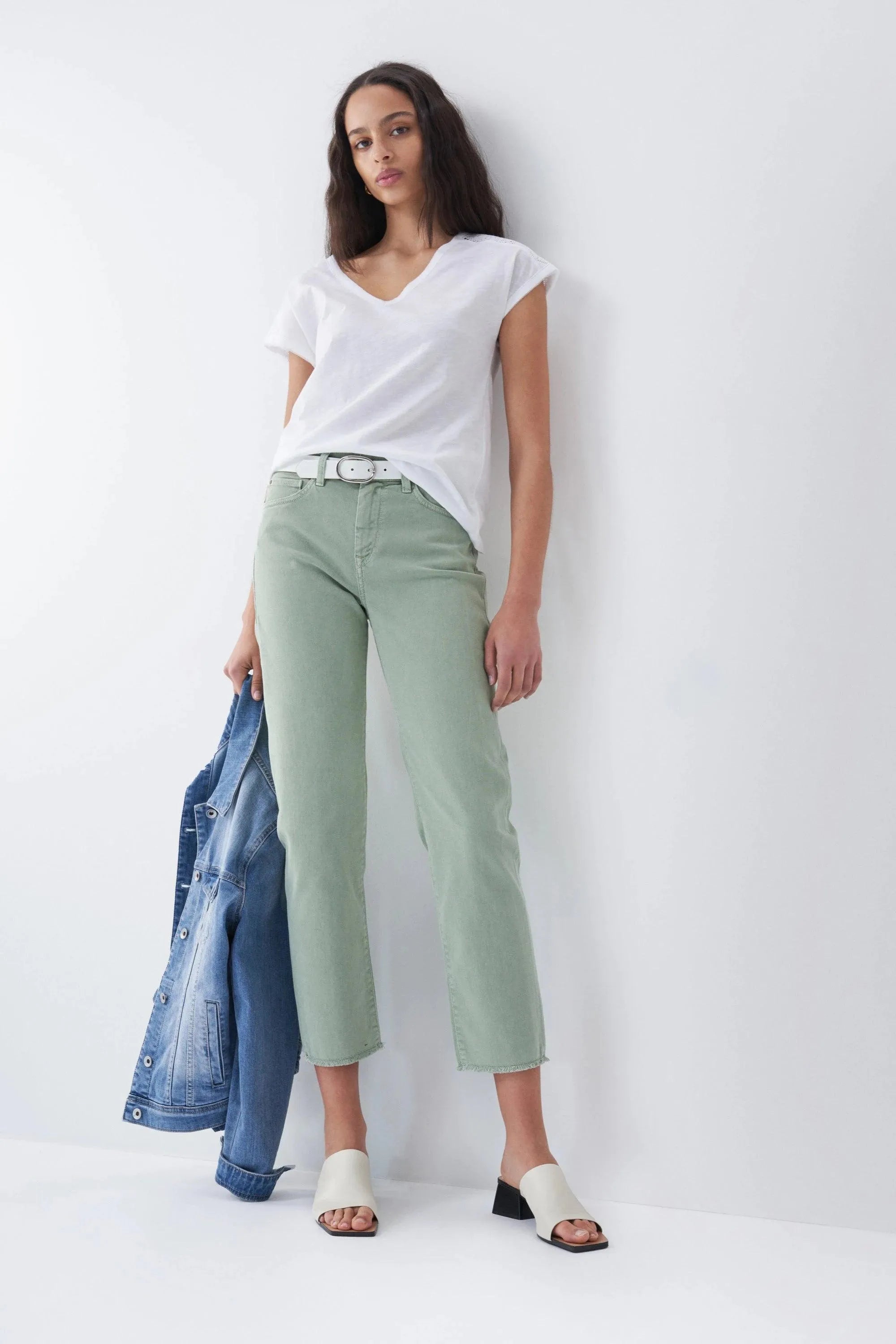 Vaqueros True Cropped Slim con color - ECRU