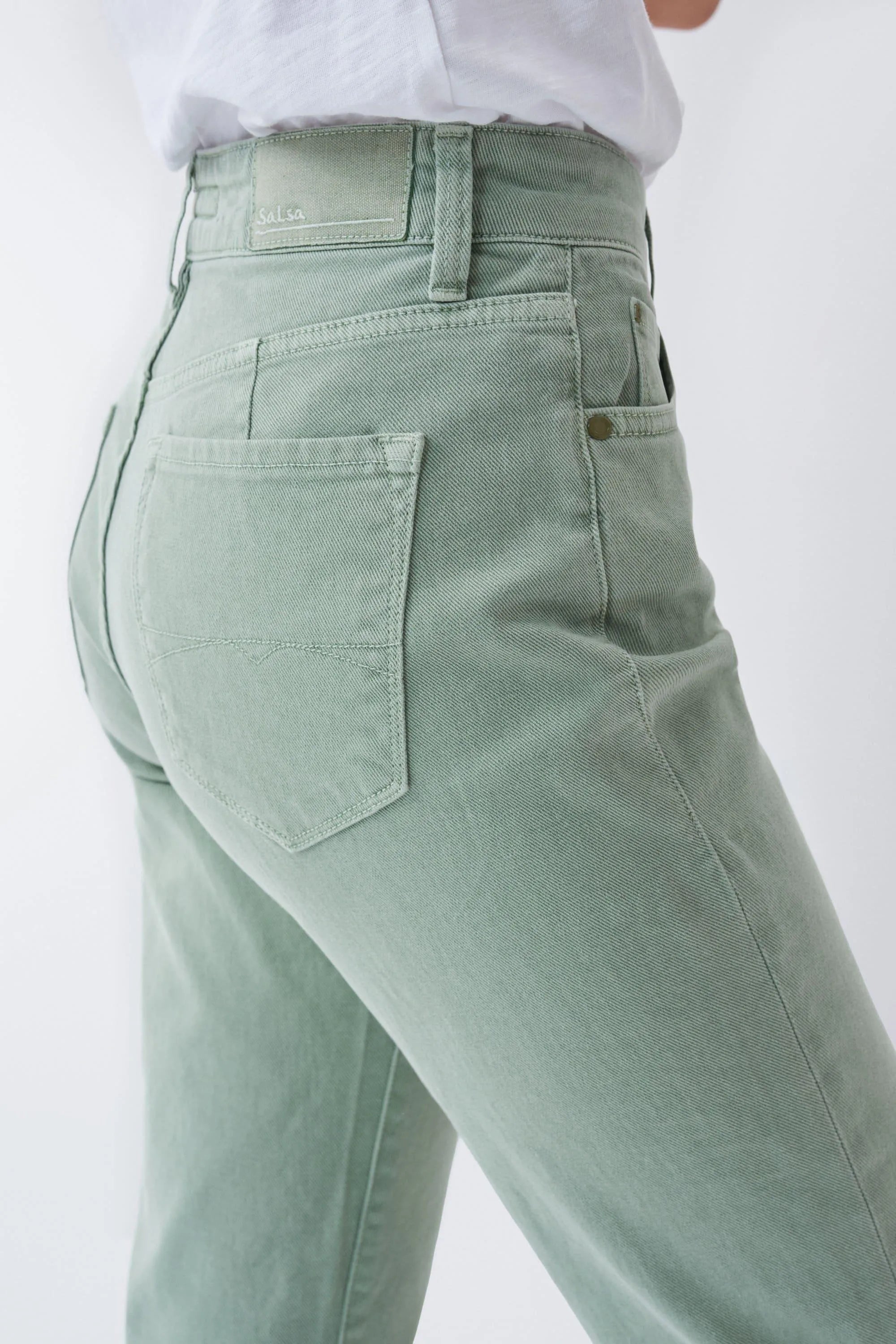 Vaqueros True Cropped Slim con color - ECRU