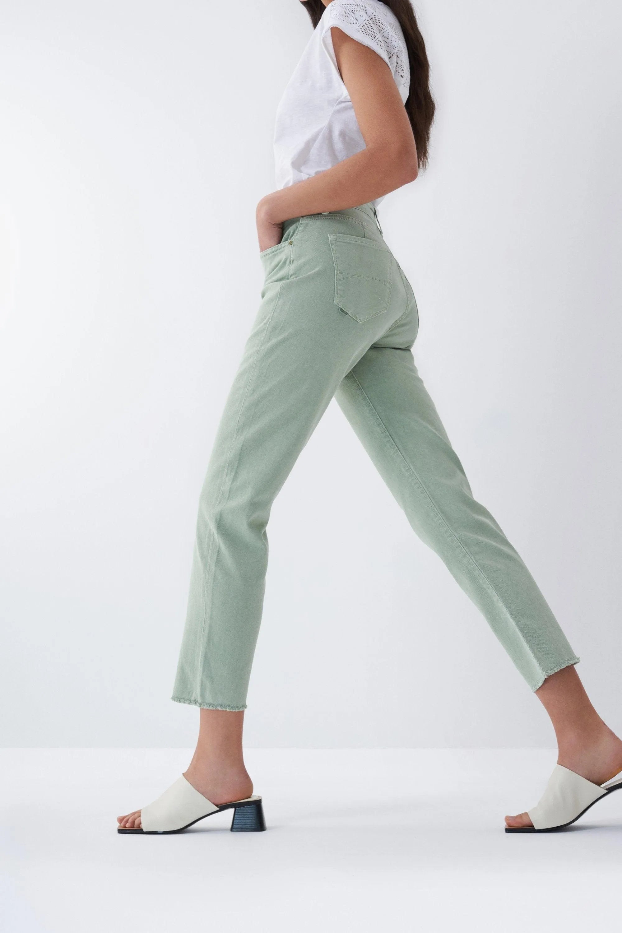 Vaqueros True Cropped Slim con color - ECRU