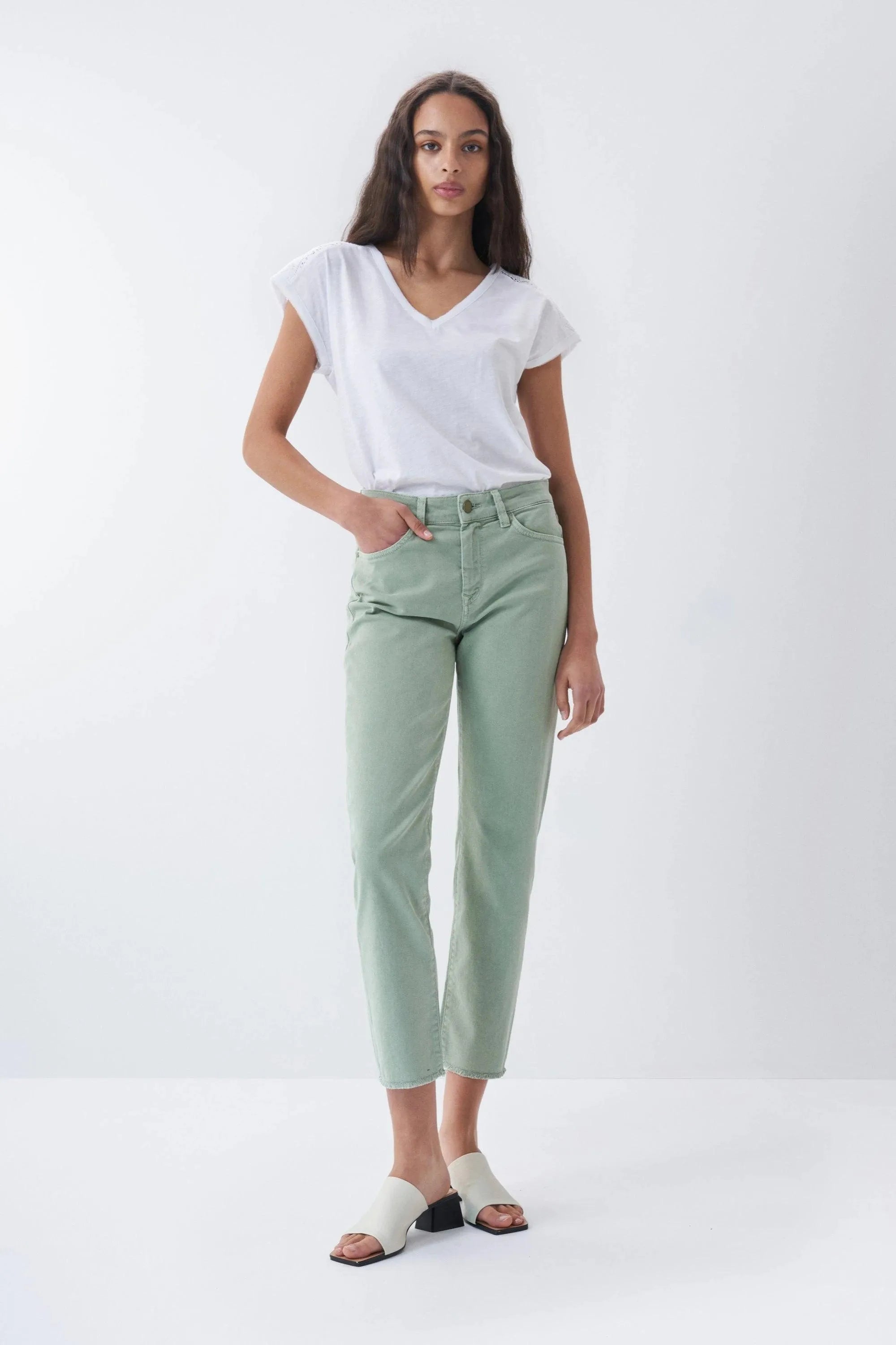 Vaqueros True Cropped Slim con color - ECRU
