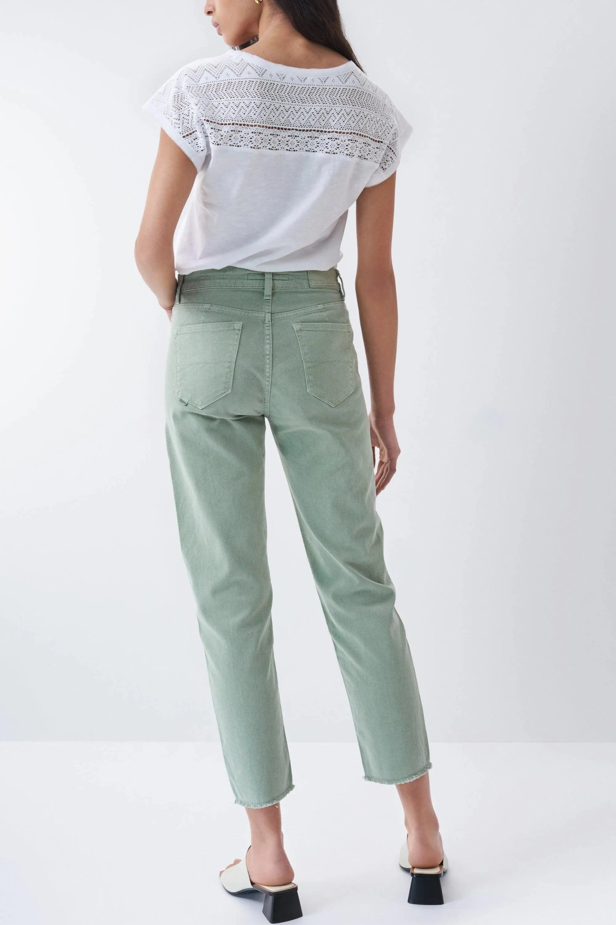 Vaqueros True Cropped Slim con color - ECRU