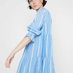 Vestido corto amplio con volantes tejido vaquero con rayas verticales - ECRU