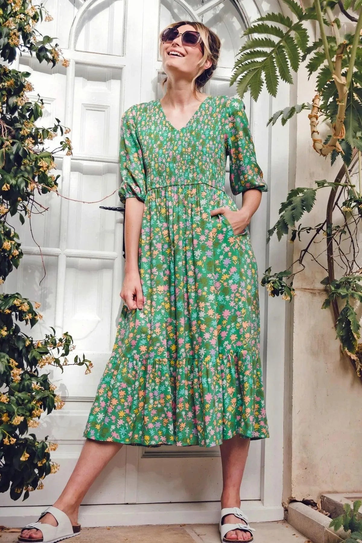 Vestido Sugarhill Magdalene Midi Shirred Green Soft Rainbow Floral - ECRU